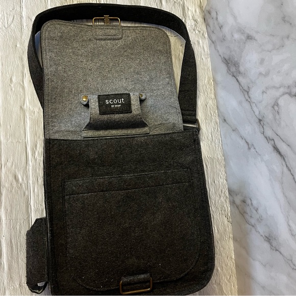 Scout By Petunia Pickle Bottom Dark Grey Felt Diaper Messenger Bag - Picture 4 of 14